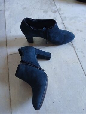 Aquatalia ITALY Deep Green Suede Ankle Booties with Block Heel 5.5 Like NEW